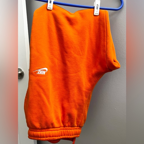 💥SOLD💥 Orange Men’s NIKE Sweatsuit - Picture 5 of 7